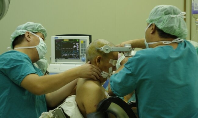 Трепанація черепа і запуск серця: як медики рятували вбивцю Вороненкова