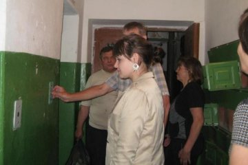 Ліфт-убивця мало не поховав киянку з дитиною