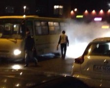 На столичній Троєщині горіла маршрутка з пасажирами (фото)