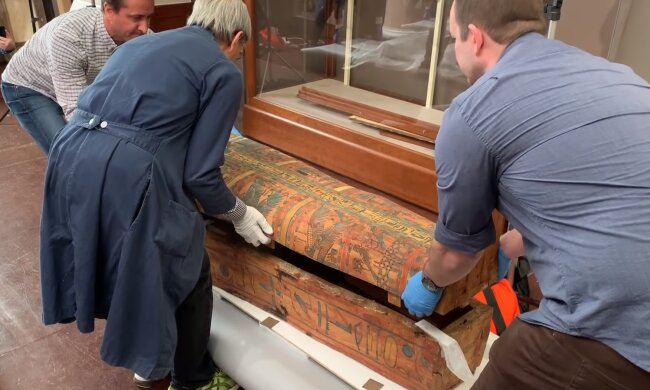 Открыли крышку, а там - Бог: тысячелетний саркофаг скрывал самое святое