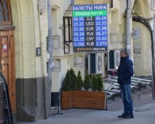 Курс валют на 28 грудня: гривня пішла на новорічні канікули