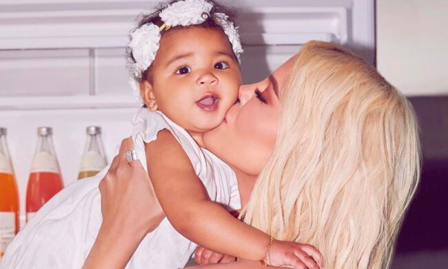 Сестричка Кардашьян удивила "гламурной" новогодней елкой: розовая и пушистая