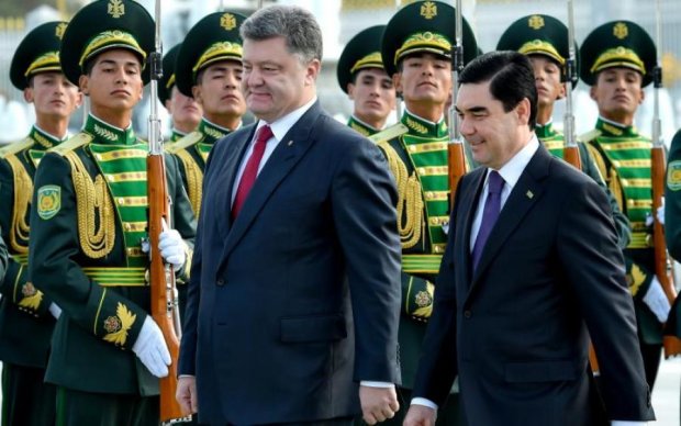 А что делает ваш президент? Туркменский лидер подался в рэперы