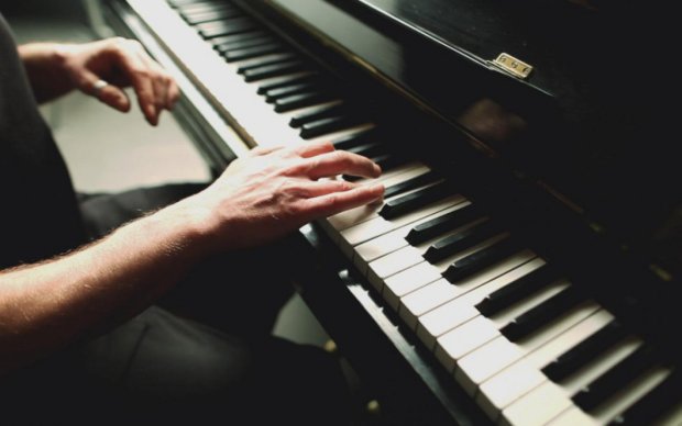 Патрік Генрі Хьюз: незрячий хлопець, який став вокалістом, трубачем і віртуозним гравцем на піаніно