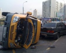 Три маршрутки вщент під Києвом: за життя постраждалих борються лікарі