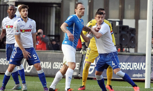 Футболісти святкували гол, але осоромились на весь світ: що відбулось на полі, відео