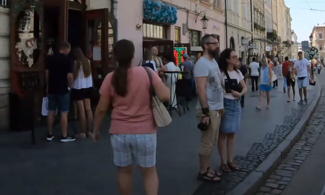 Украинцы на улице, скриншот: Youtube