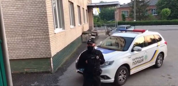 У Києві коп кинув водієві в машину незагашений недопалок - "Згориш? Ну то й  що!"
