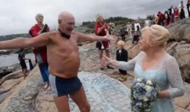 79-летний норвежец проплыл к своей невесте 800 метров