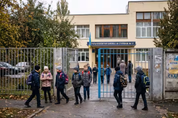 школа фасад учні