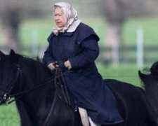 Королева Єлизавета осідлала поні
