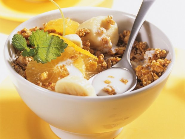 Рецепт полезного и быстрого завтрака: мюсли-йогурт с бананом