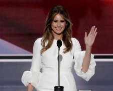 Повернулися з відпустки: дружина Трампа епатувала публіку дорогою сукнею