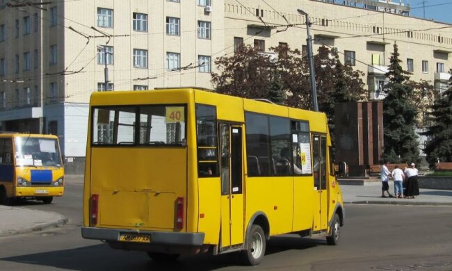 Знамениту "айдарівку" викинули з маршрутки