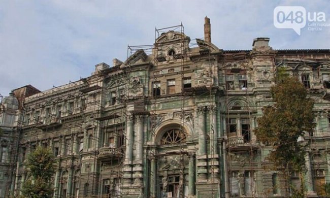 Занедбану пам'ятку архітектури в Одесі ховали за рекламою (фото)