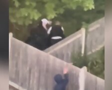 Полицейские избили 16-летнего подростка, скриншот из видео