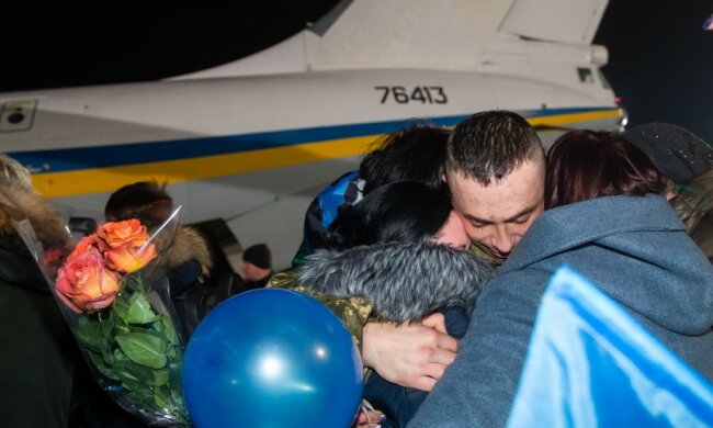 Звільненим з полону українцям нікуди йти з "Феофанії": що буде з колишніми бранцями
