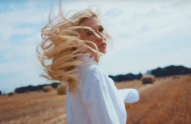С крыши небоскреба в пшеничное поле - в Украине появилась новая роскошная певица с "Малиновым вином″