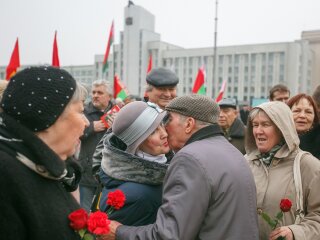 День Жовтневої революції в Республіці Білорусь, TUT.by