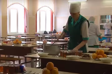 Шкільна їдальня. Фото: скрін, youtube