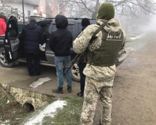 Українець планував вивезти десятки кілограм "дурі" за кордон, спецслужбам допомогла випадковість: кадри затримання