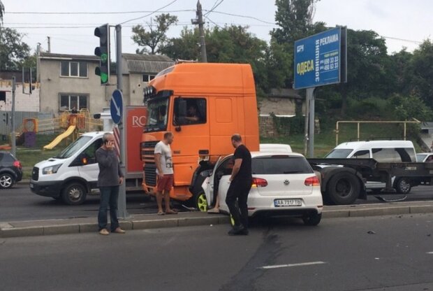 В Одесі зіштовхнулися Volkswagen, мотоцикл і фура, краще цього не бачити: відео 18+