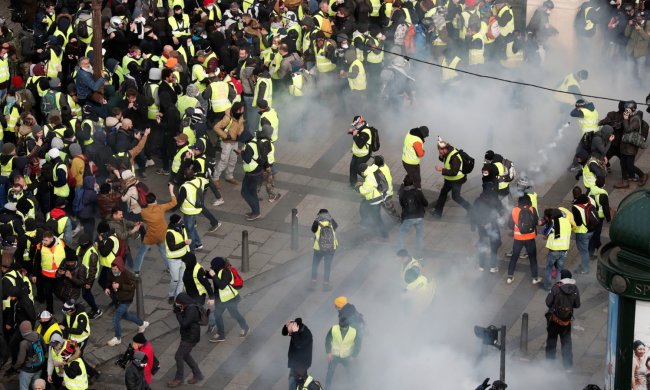 Флаг "ДНР" на протестах в Париже: украинцам рассказали, кто за этим стоит