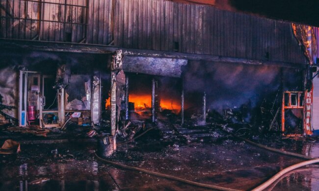 У Києві величезну територію охопило некероване полум'я, рятувальники на межі: фото з пекла