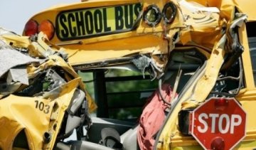 Поїзд знищив шкільний автобус в Індії