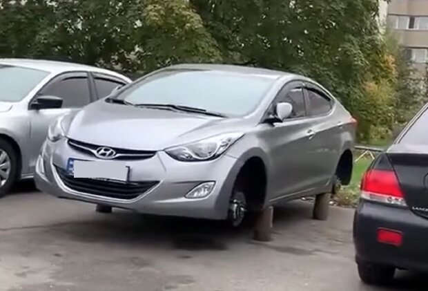 В Киеве сняли колеса с авто, кадр из видео: Facebook Жизнь Оболонского района и Минского массива