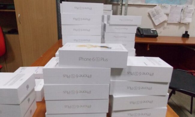 Украинцы пытались ввезти контрабандных iPhone на 6,5 млн грн (фото, видео)