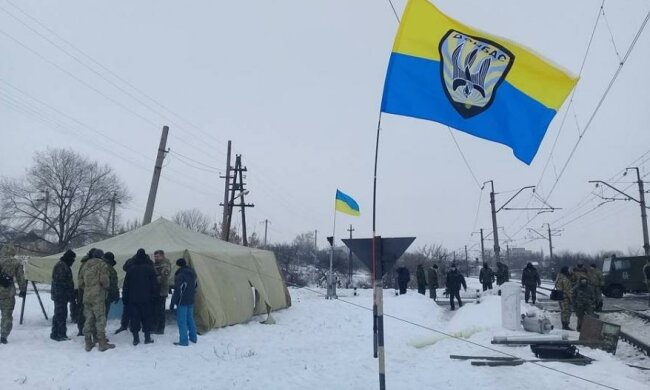 Активісти розширили межі блокування Донбасу