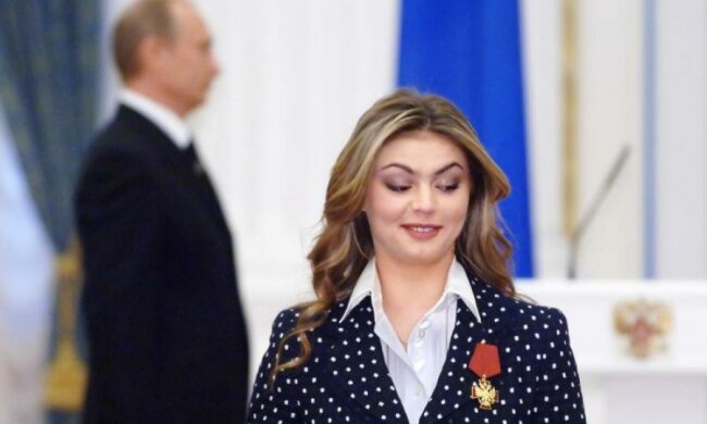Коханка Путіна поступово перетворюється на нього ж: фотофакт