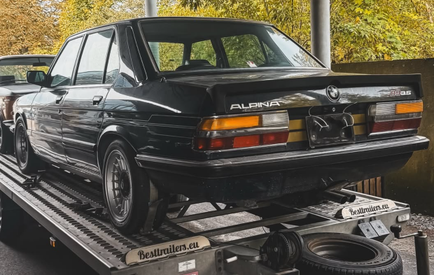 На трасі в Україні спіймали автовоз-мрію: три легендарні BMW та Mercedes, за які колекціонери готові віддати статки