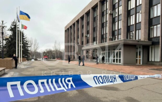 В Кривом Роге возле мэрии произошел взрыв, фото: svoi.kr.ua