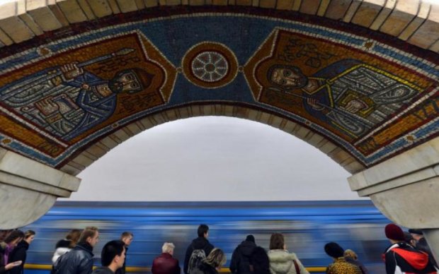 Волосся дибки: у київському метро виявили "привіт" з минулого