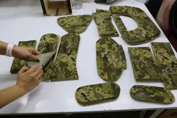Дитяча броня, кераміка та рідкий азот: повний цикл створення українського бронежилета – від поліетилену до фронтових тестів
