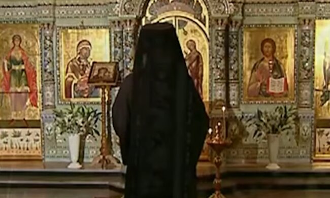 Молитва в церкви, кадр из видео