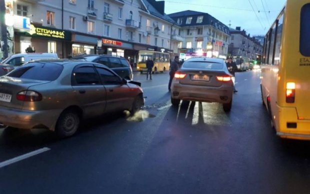 Головами проломили скло: чотири авто влаштували місиво на вулиці Києва