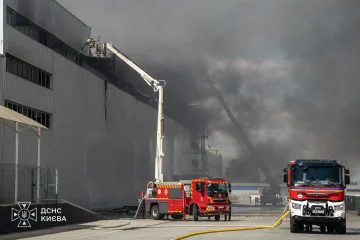 Рятувальники гасять пожежу на складах у Голосіївському районі Києва