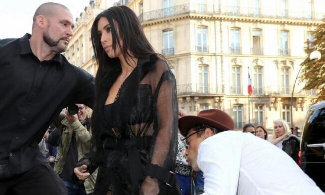 Ким Кардашьян нагло скопировала "голый" наряд Шер: фото