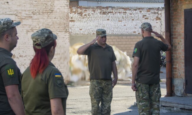 Сотрудники ТЦК, скриншот: YouTube