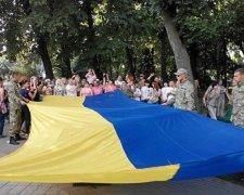 До Полтави прибув 10-метровий прапор Єдності (фото, відео)