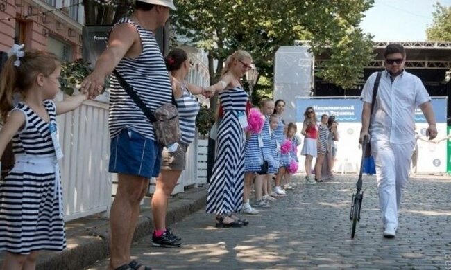 Одесити створили найдовший "смугастий" ланцюг