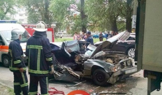 Ужасное ДТП в Киеве: "Мерседес" на огромной скорости врезался в грузовик