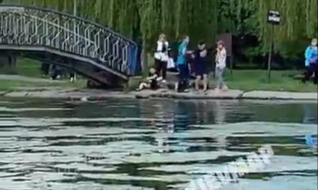 Киянин врятував хлопчика від вірної смерті в ставку - "Стрибнув у воду, в чому стояв"