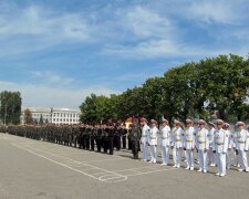 Не слабый пол: 35 юных харьковчанок впервые одели военную форму