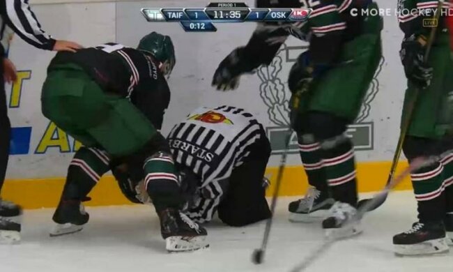 Хоккейный рефери оторвал себе палец в прямом эфире (ФОТО)