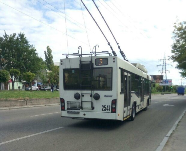 У Дніпрі тролейбуси кидають пасажирів просто на зупинках — не встиг ступнути, а він вже лупить по газах