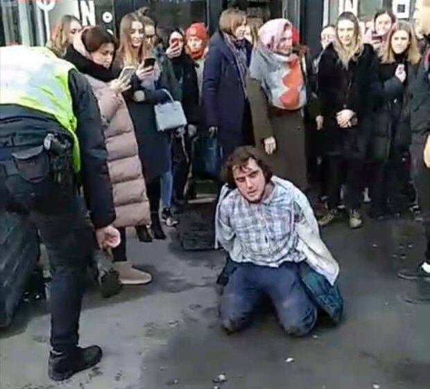 У Києві копи поставили на коліна активістів через блогерку з Росії: ганебне відео